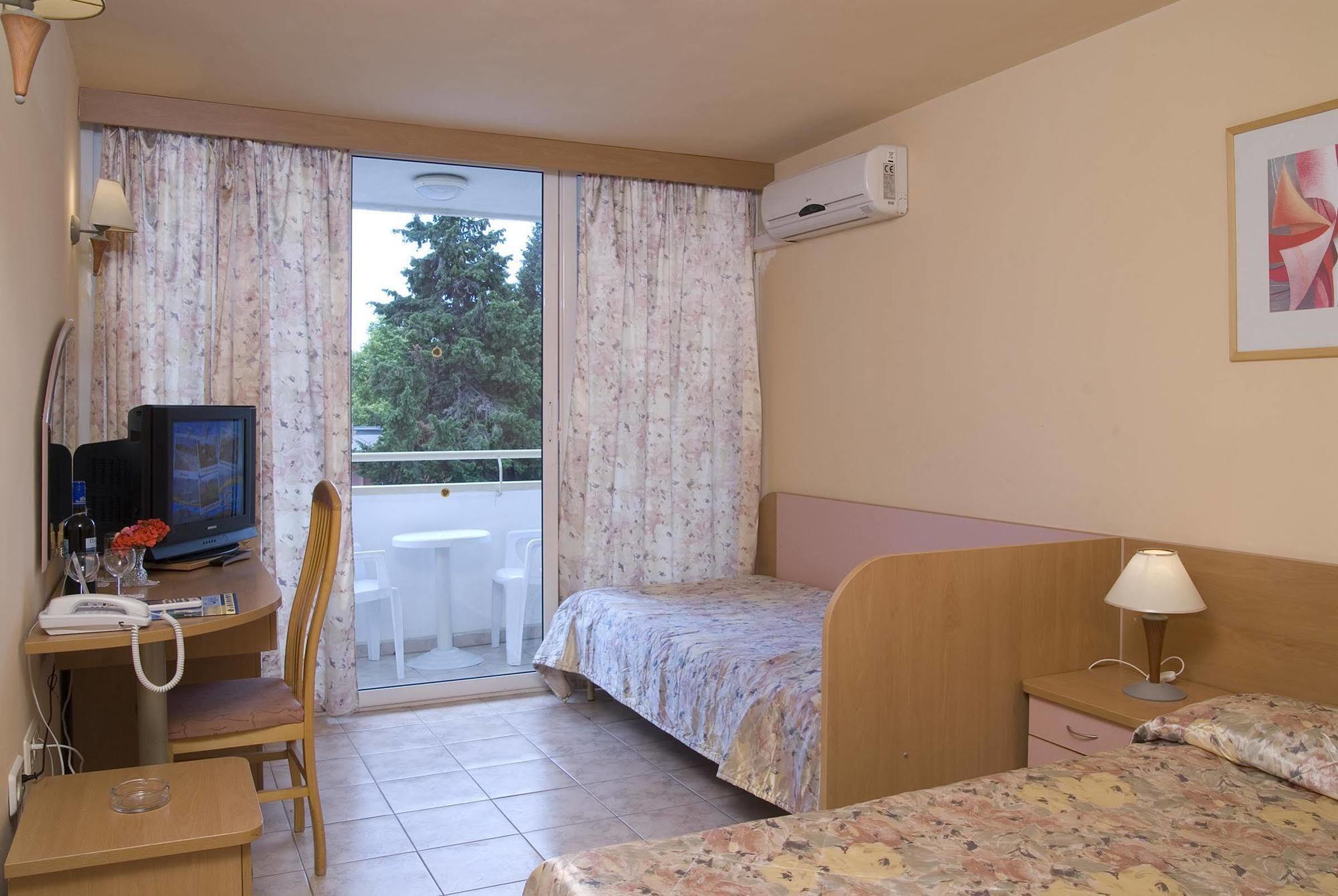 Hotel Oasis Albena Bagian luar foto